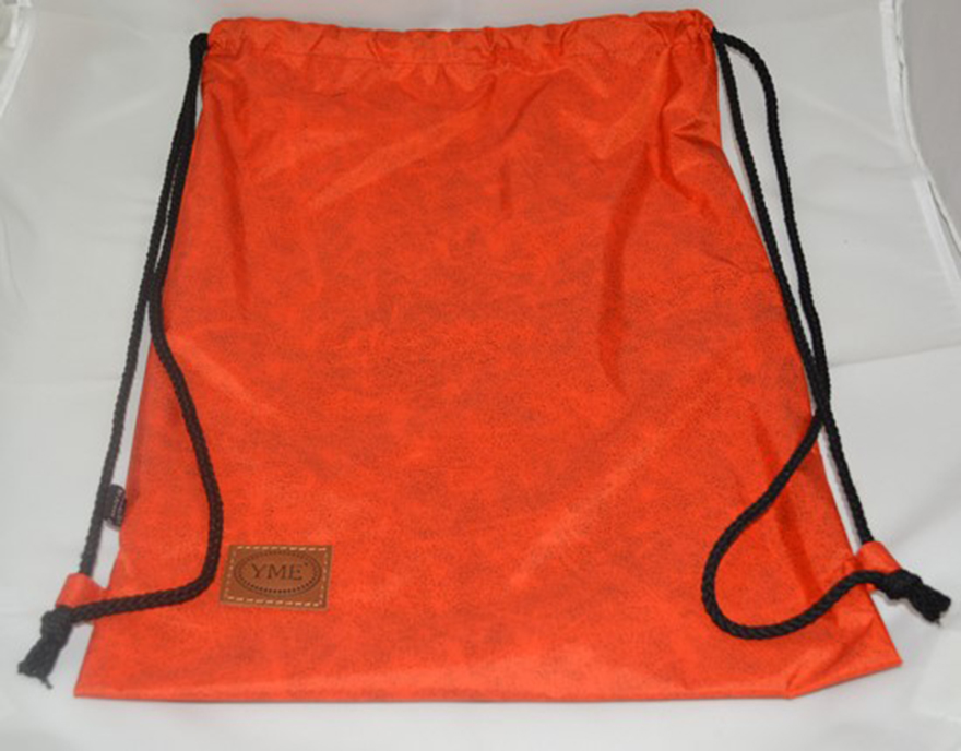 Chiếc bị màu đỏ đã gắn bó với Quang Khánh những ngày đầu lập nghiệp cơ cực