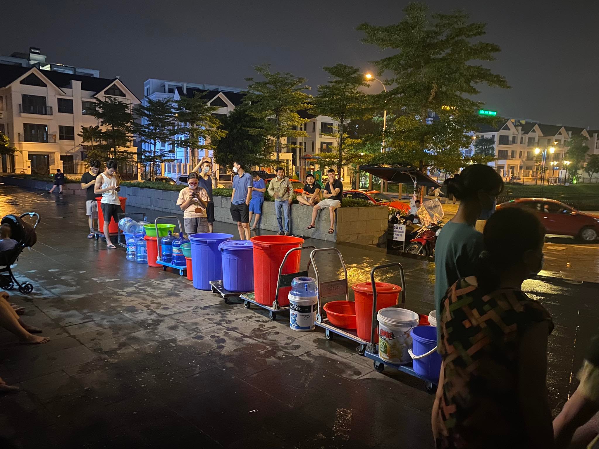 Trước đó cư dân chung cư Hateco Xuân Phương, Nam Từ Liêm, Hà Nội phải xuống tầng 1 hứng nước lên sinh hoạt.