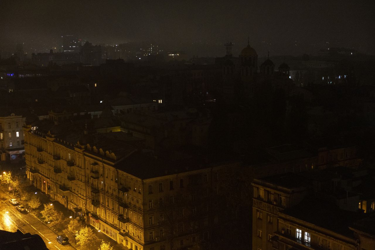 Mất điện ở trung tâm thành phố Kiev hôm 27/10 (ảnh: Guardian)