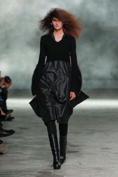 Những trang phục sàn diễn thời trang lấy cảm hứng từ phù thủy cho Halloween - 4