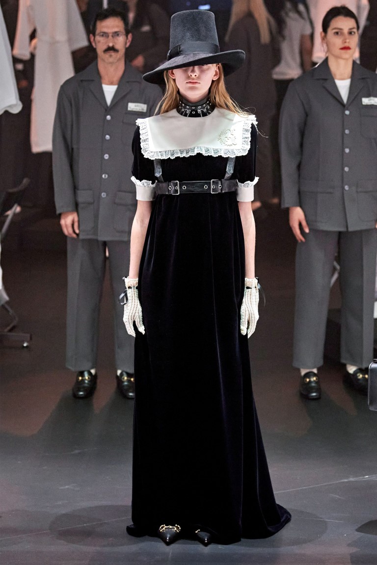 Những trang phục sàn diễn thời trang lấy cảm hứng từ phù thủy cho Halloween - 9