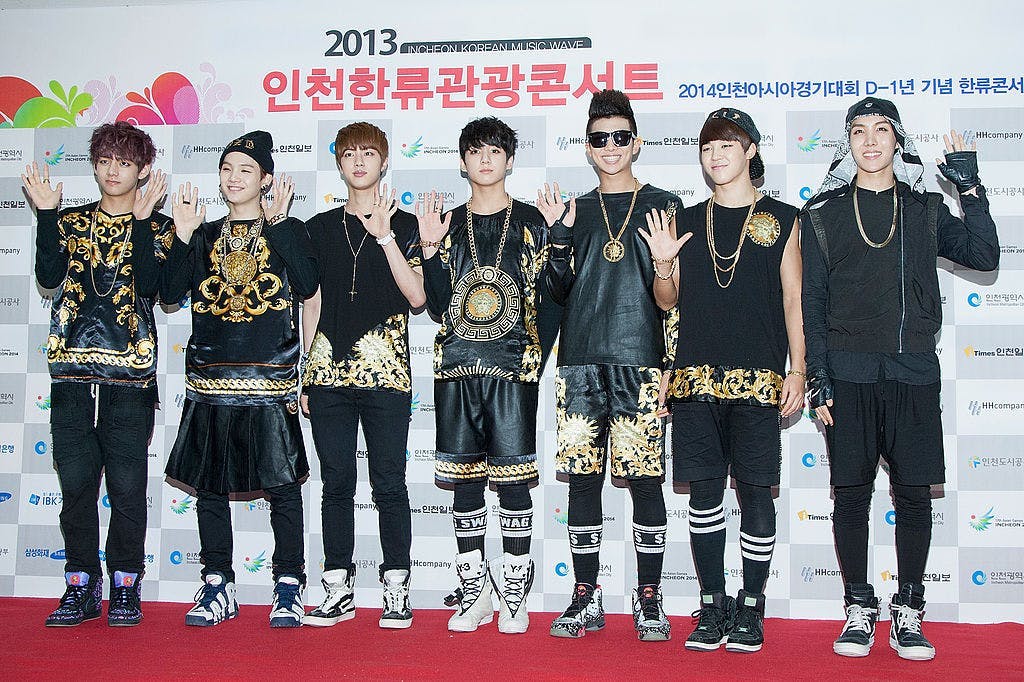 Tháng 9 năm 2013: Nhóm nhạc nam Hàn Quốc đã chọn sắc thái&nbsp;màu đen và vàng của Versace tại cuộc gọi điện ảnh Làn sóng âm nhạc Hàn Quốc ở Incheon.