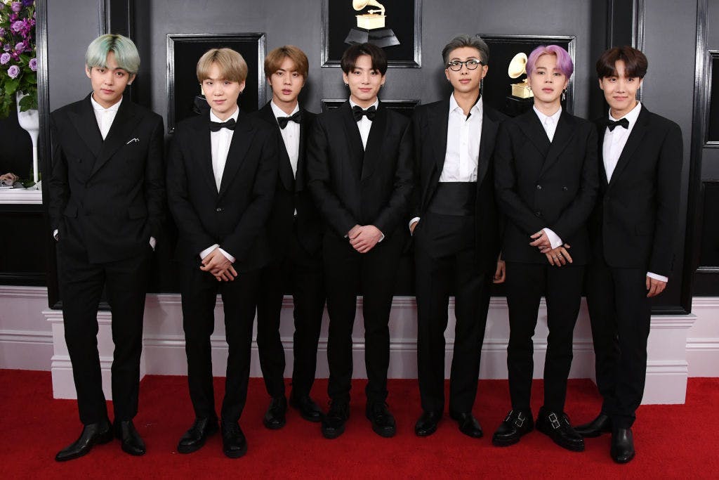 Tháng 2 năm 2019: Khi tham dự lễ trao giải Grammy, BTS trông sắc sảo trong JayBaek Couture.