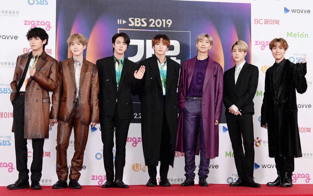 Tháng 12 năm 2019: BTS tham dự SBS Gayo Daejeon trong&nbsp;trang phục của Berluti.
