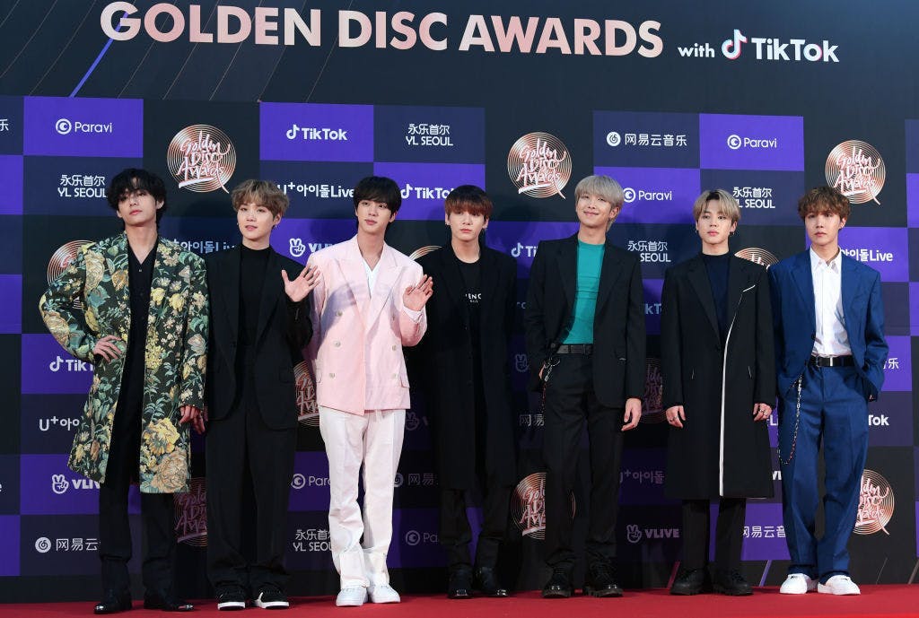 Tháng 1 năm 2020: Họ&nbsp;biểu diễn với trang phục Givenchy trong lễ trao giải Golden Disc Awards.