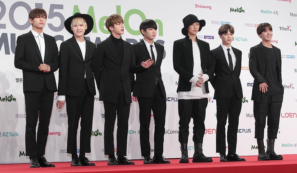 Tháng 11 năm 2015: Các ca sĩ đồng bộ với màu đen và trắng tại Melon Music Awards.