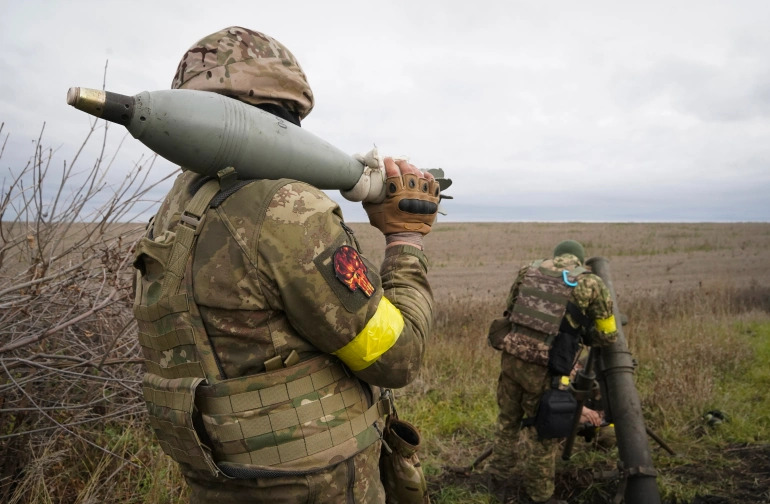 Pháo binh Ukraine ở tiền tuyến (ảnh: CNN)