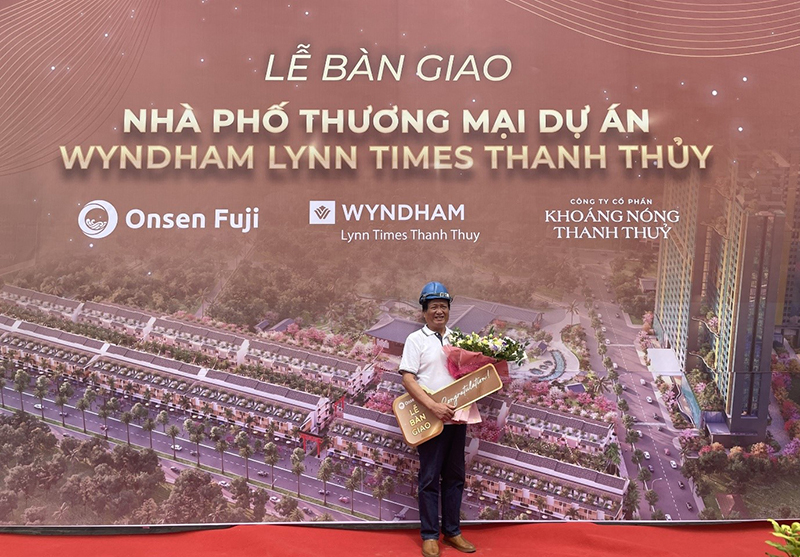 Chủ nhân đầu tiên tại lễ bàn giao nhà phố thương mại dự án Wyndham Lynn Times Thanh Thủy