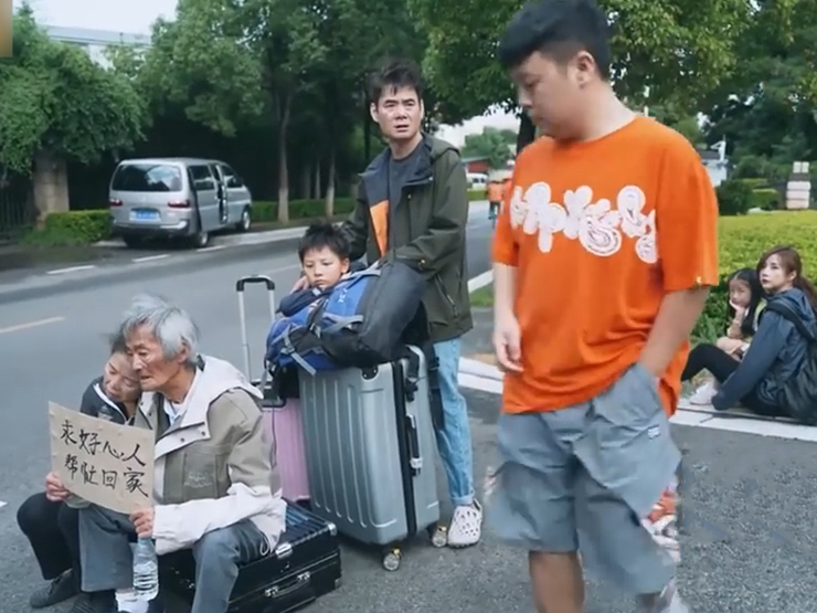 Clip hài hước - Chàng trai khóc ròng với "niềm vui" khó tin của nhà giàu