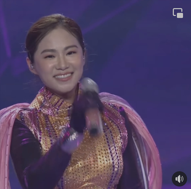 Nhan sắc của 'cô gái Trung Hoa' cộng với giọng hát nội lực khiến người nghe 'nổi da gà' với màn đổi giọng khác biệt trong 'Ca sĩ mặt nạ'. Màn trình diễn của cô càng khiến cái tên Lương Bích Hữu tăng thêm chú ý.
