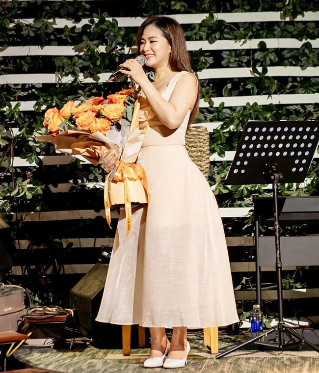 Vóc dáng và nhan sắc thật của ngôi sao sinh năm 1984 lộ diện khi cô gặp gỡ và gửi tặng người hâm mộ những ca khúc gắn liền tên tuổi trong một đêm nhạc tại Hà Nội.
