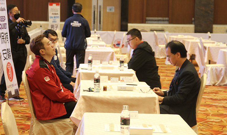 Nguyễn Thành Bảo (bìa phải) giành tấm HCĐ cá nhân. Ảnh: Phạm Thanh Trung