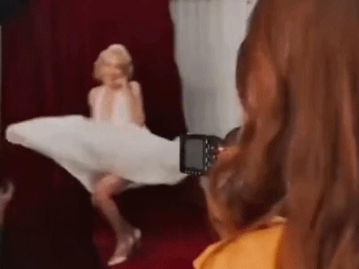 Đời sống Showbiz - Cú tốc váy hút hơn 125 nghìn lượt xem của "Marilyn Việt Nam" có ăn đứt quả bom sexy này