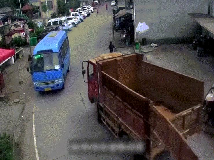 Ô tô - Clip: Thót tim xe tải bung cửa sau va chạm với xe khách nảy lửa