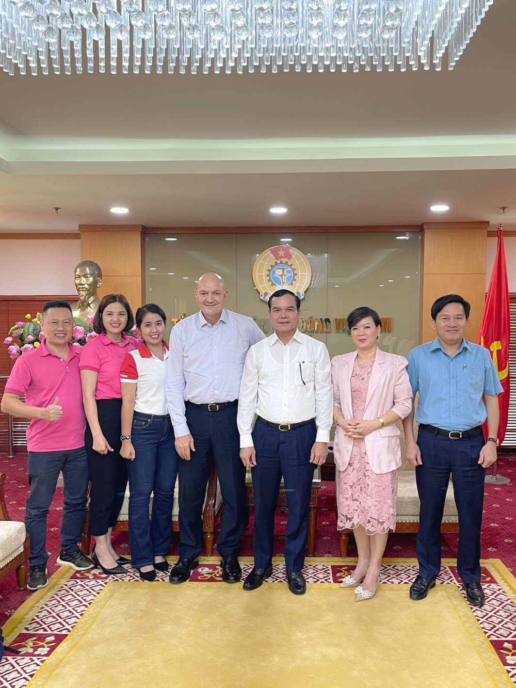 &#34;Bay trước - Trả sau&#34; trở thành xu hướng trong thời điểm vé Tết tăng cao - 1