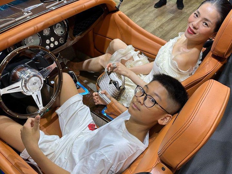 Đời sống Showbiz - Lệ Quyên đưa con trai đi trải nghiệm "sở thích tiền tỷ"