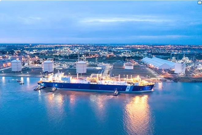 Đơn vị tái hóa khí lưu trữ nổi (FSRU) ở TP cảng Bahía Blanca tại tỉnh Buenos Aires, Argentina. Ảnh: OIL&amp;GAS JOURNAL