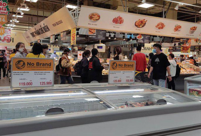 Những dòng sản phẩm giá rẻ “No Brand” bán tại siêu thị TP HCM .Ảnh: AN NA