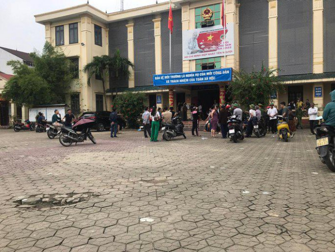 Đến gần 15 giờ ngày 29-10, nhiều người dân vẫn tập trung tại trụ sở phường Vinh Tân