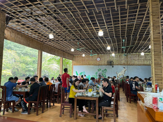 Nhà hàng dê Chính Thư có không gian rộng rãi, gần gũi