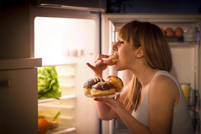 Bữa ăn khuya có thể tác động đến mỡ thừa và cân nặng của bạn theo nhiều cấp độ - Ảnh minh họa từ SCITECH DAILY