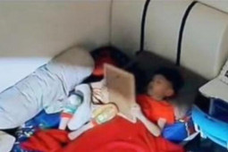 Bạn trẻ - Cuộc sống - Kiểm tra camera phòng ngủ, người mẹ rưng rưng nước mắt khi thấy hành động của con trai