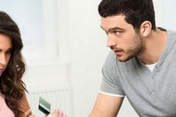 Bạn trẻ - Cuộc sống - Chồng tố vợ tiêu xài hoang phí, đã thế còn cáu kỉnh mỗi khi chồng hỏi đã chi tiêu