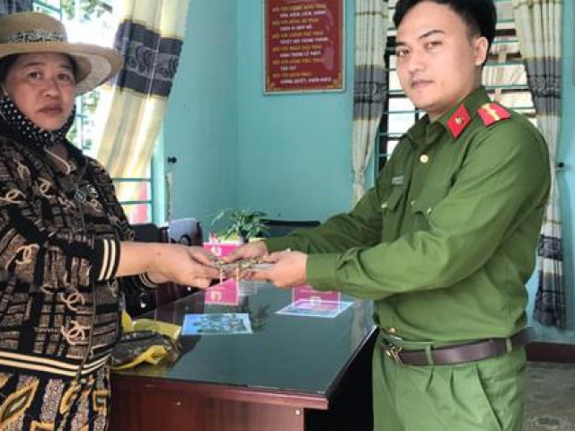 Tin tức trong ngày - Nhặt 20 triệu đồng và dây chuyền vàng, chàng trai báo công an tìm người trả