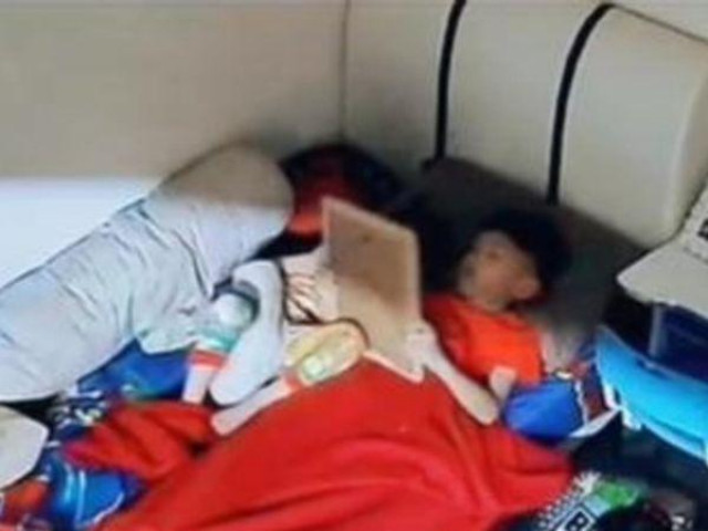 Bạn trẻ - Cuộc sống - Kiểm tra camera phòng ngủ, người mẹ rưng rưng nước mắt khi thấy hành động của con trai