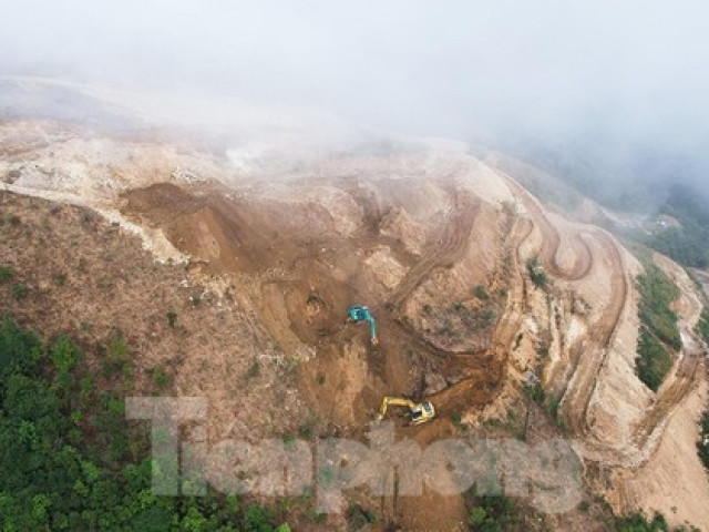 Kinh doanh - Cận cảnh khu du lịch sinh thái đỉnh đèo Hoàng Liên ''cạo trọc'' núi rừng
