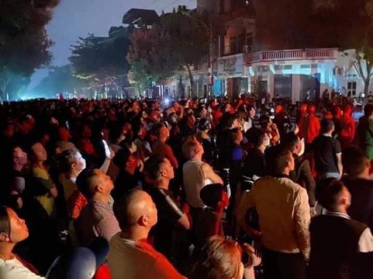 Tin tức trong ngày - Thanh niên ngồi thu lu trên cột điện, hàng trăm người dân “đứng tim”