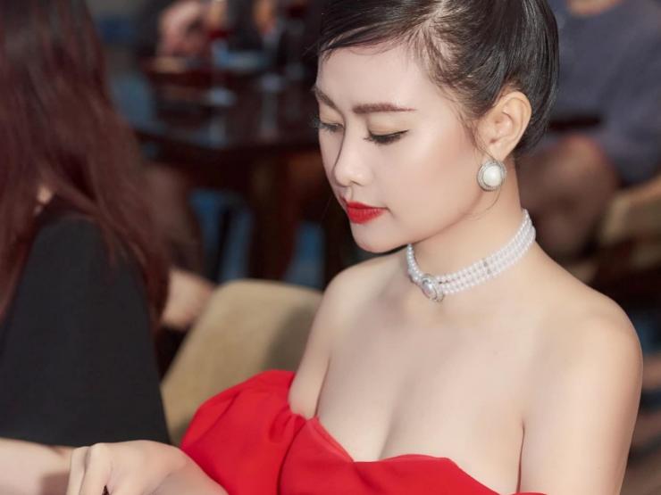 Thời trang - 2 nữ giám thị từng gây xôn xao vì quá xinh đẹp vẫn giữ được vẻ kiêu sa, mặn mà