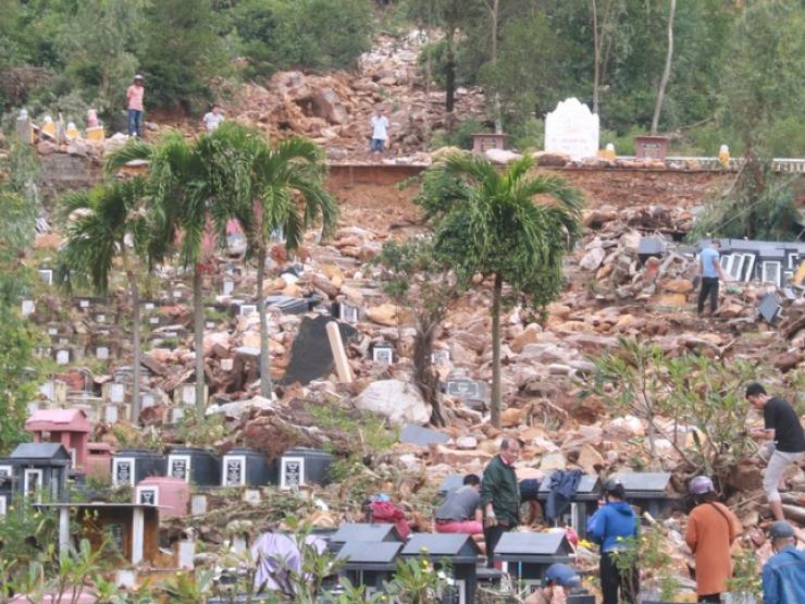 Tang thương hàng trăm ngôi mộ ở nghĩa trang lớn nhất Đà Nẵng bị mưa lũ cuốn trôi, đất đá vùi lấp