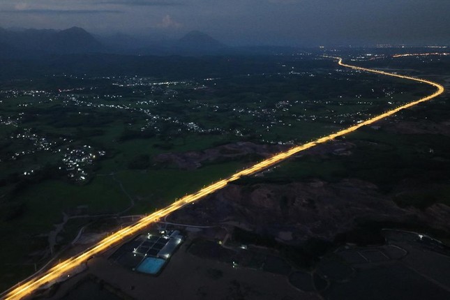 Hệ thống điện chiếu sáng cao tốc Vân Đồn – Móng Cái có mức tổng đầu tư gần 50 tỷ đồng do một doanh nghiệp tặng cho địa phương