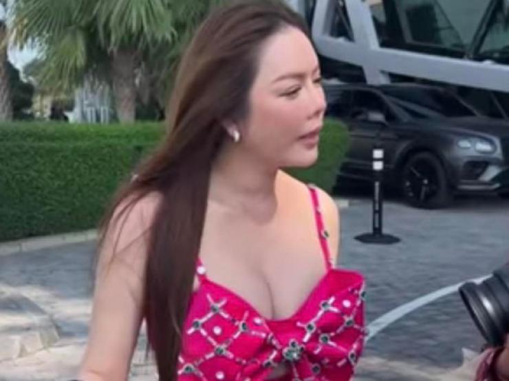 Đời sống Showbiz - Trang phục hở ngực hết cỡ của nữ doanh nhân có vòng 1 tự nhiên "phồn thực" nhất Vbiz