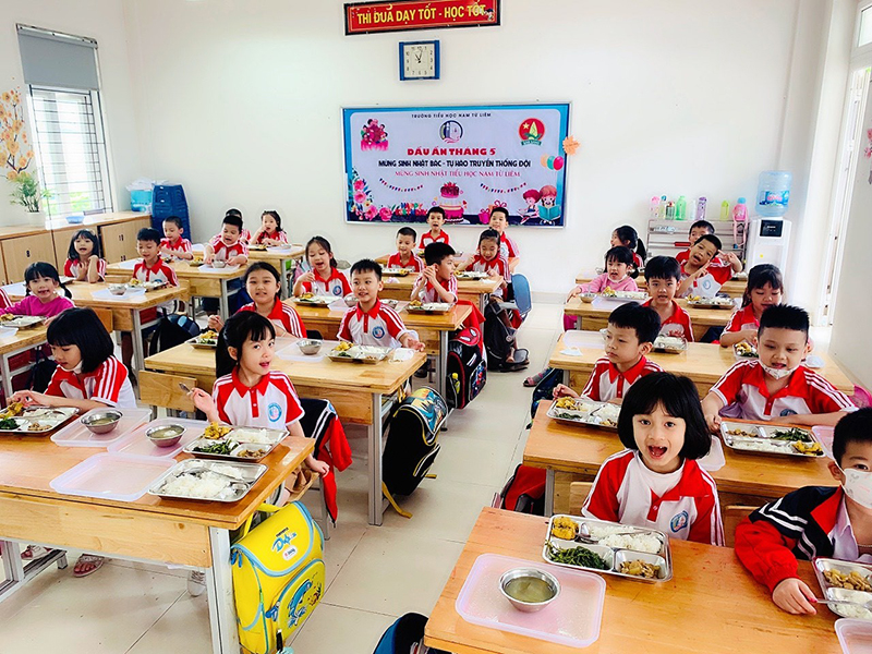 Các em học sinh tại trường tiểu học Nam Từ Liêm - Hà Nội thưởng thức bữa trưa đề xuất từ Phần mềm.