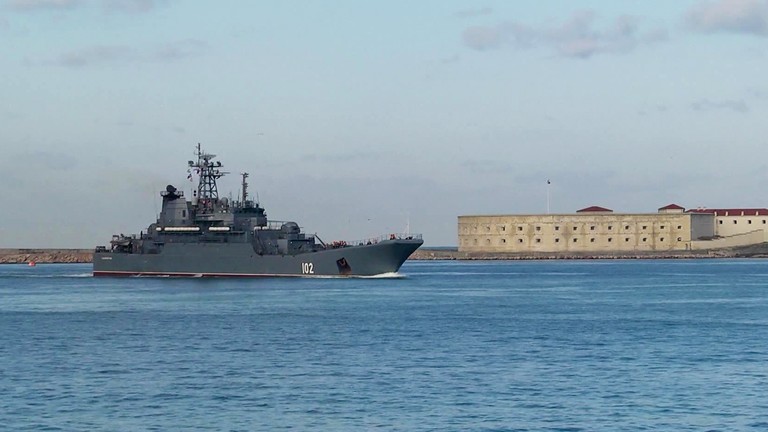 Tàu chiến Nga tiến vào cảng Sevastopol ở bán đảo Crimea.