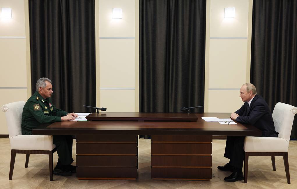 Bộ trưởng Quốc phòng Nga Sergey Shoigu báo cáo với Tổng thống Nga Putin hôm 28/10 (ảnh&nbsp;: TASS)