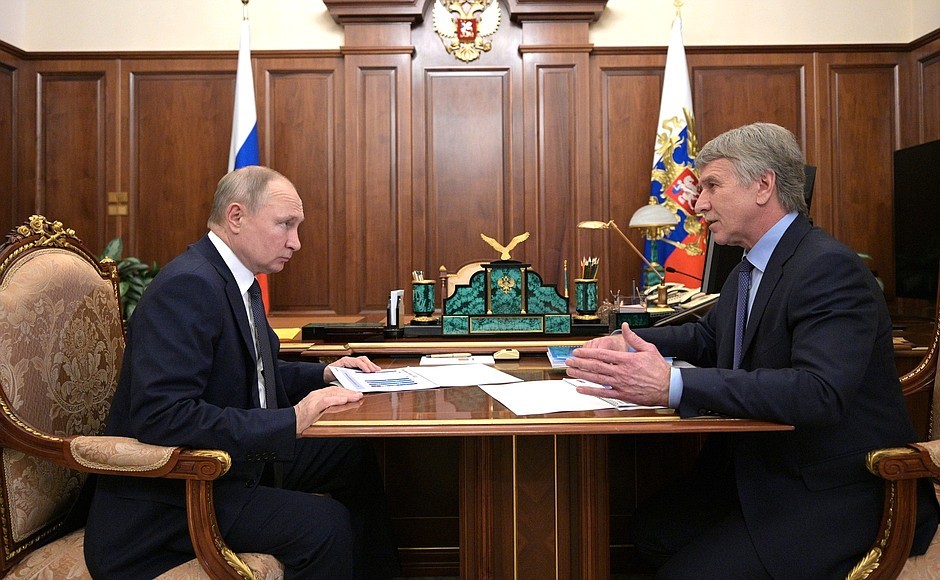CEO của công ty dầu khí Nga Novatek, Leonid Mikhelson trong một cuộc gặp với Tổng thống Nga Vladimir Putin.