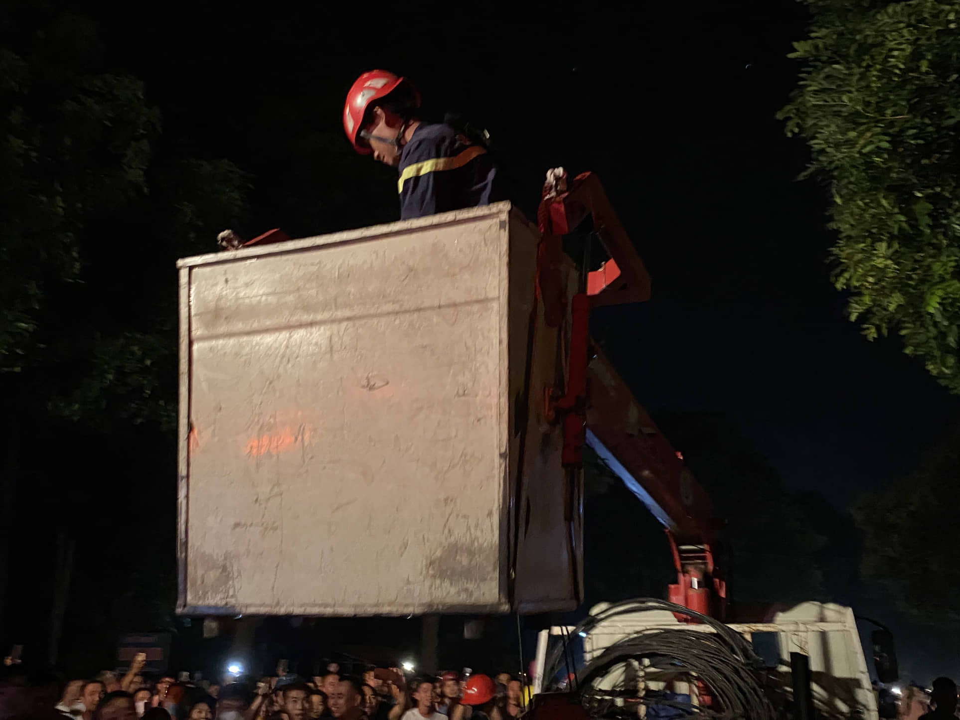 Cảnh sát đưa xe thang lên cứu nam thanh niên.