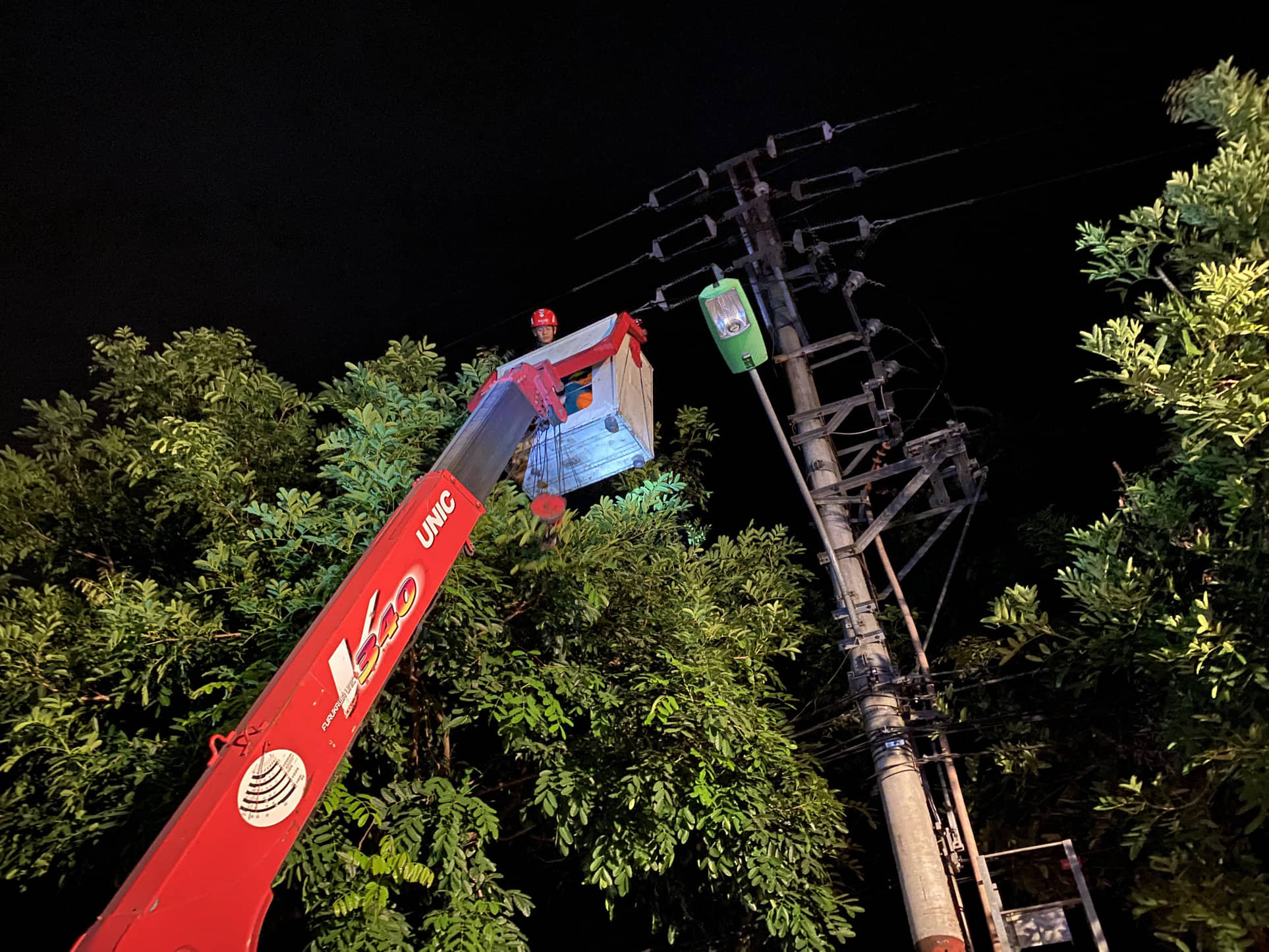 Nam thanh niên được đưa xuống đất an toàn.