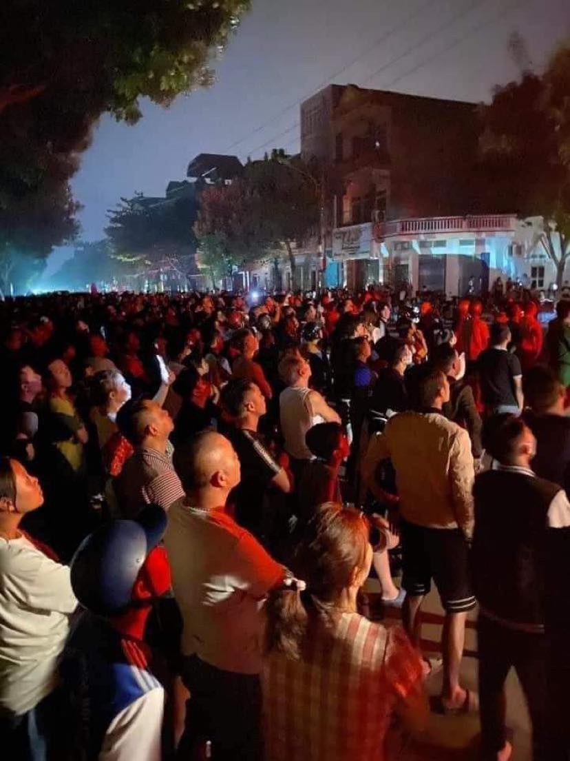 Hàng trăm người dân theo dõi sự việc.