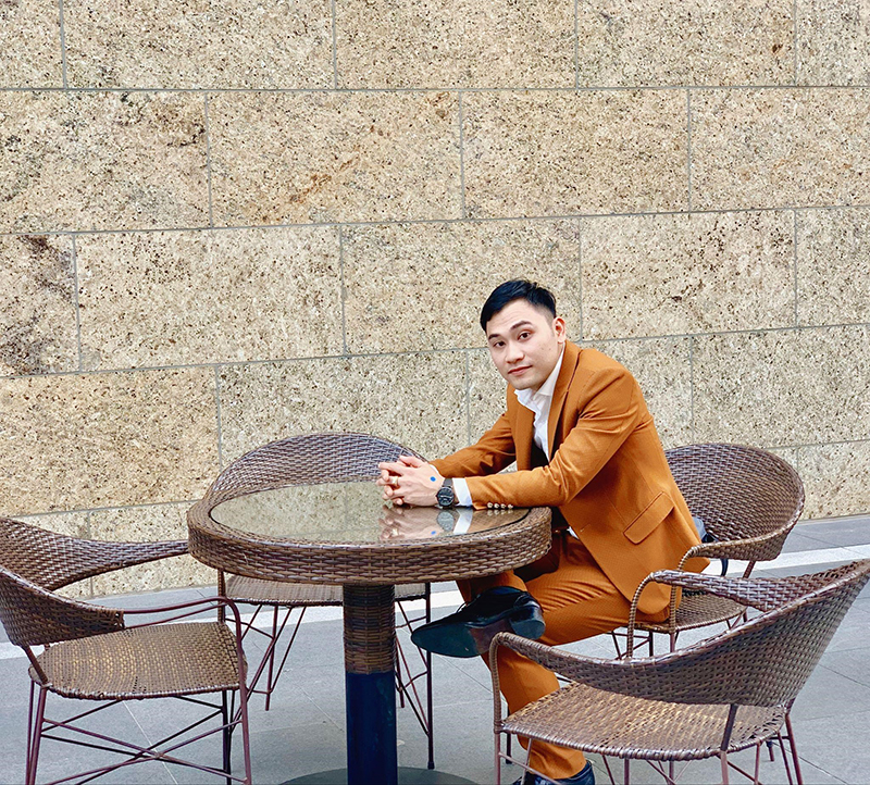 Tiêu Minh luôn giữ tâm thế lạc quan, vui vẻ để đối diện mọi thử thách - Ảnh: NVCC