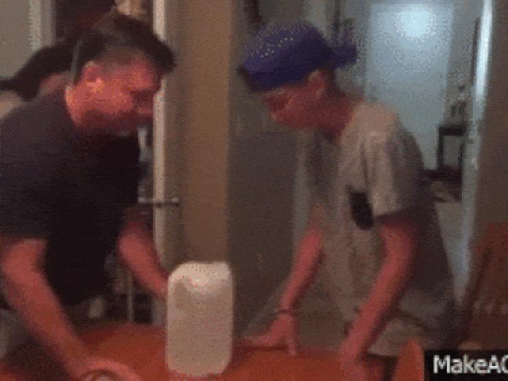 Cười 24H - Đỡ không nổi với những hành động khó tin của các ông bố lầy lội