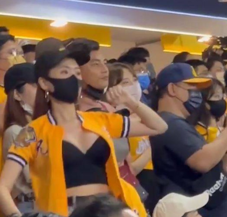 Phong cách thời trang cổ động gây tranh cãi của fan bóng chày châu Á - 1