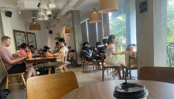 Không gian tại The Coffee House Hồ Tùng Mậu khá chật chội, bàn ghế, ly cốc không được xếp lại gọn gàng sau khi khách rời đi