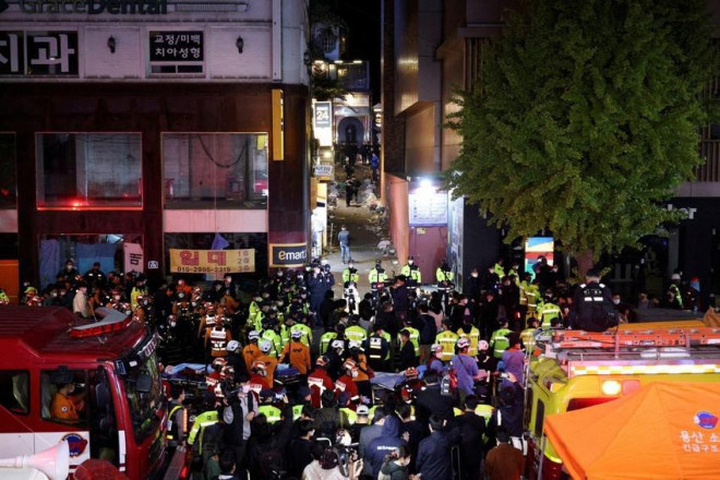 Đội cứu hộ và lính cứu hỏa tại hiện trường lễ hội Halloween ở Seoul, Hàn Quốc, vào ngày 30-10. Ảnh: REUTERS