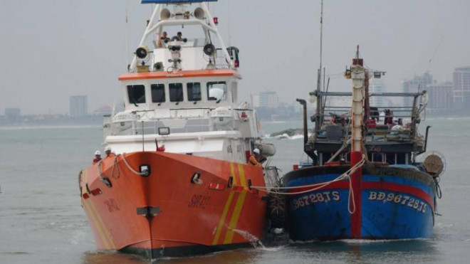 Tàu SAR 412 lai dắt tàu cá Bình Định gặp nạn đến nơi an toàn