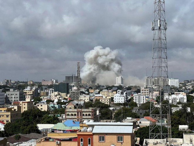Khói bốc lên sau vụ đánh bom trước trụ sở Bộ giáo dục Somalia ở thủ đô Mogadishu vào chiều 29-10. Ảnh: REUTERS