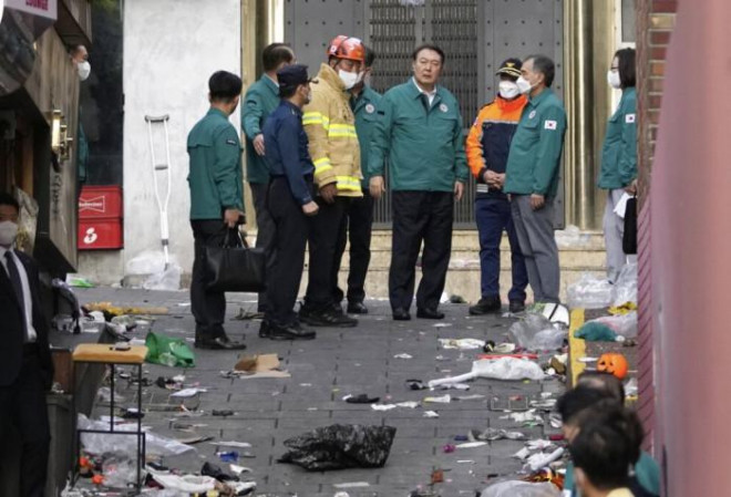 Tổng thống Hàn Quốc Yoon Suk-yeol trực tiếp tới con hẻm trên phố Itaewon nơi xảy ra thảm kịch giẫm đạp tối 29/10. Ảnh - Sky News